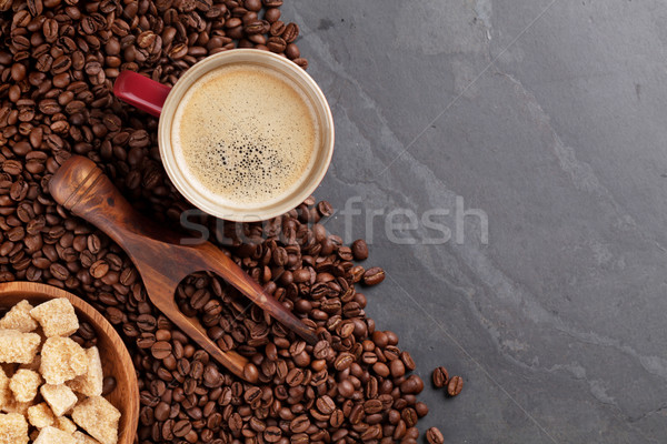 Ceaşcă de cafea fasole zahar brun piatră tabel top Imagine de stoc © karandaev