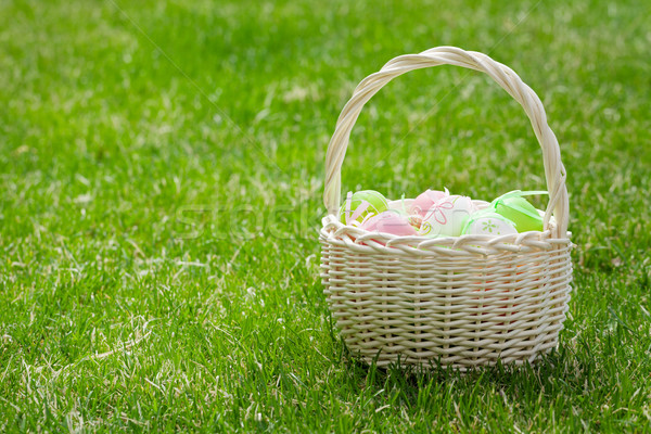 Easter eggs basket erba view copia spazio Pasqua Foto d'archivio © karandaev