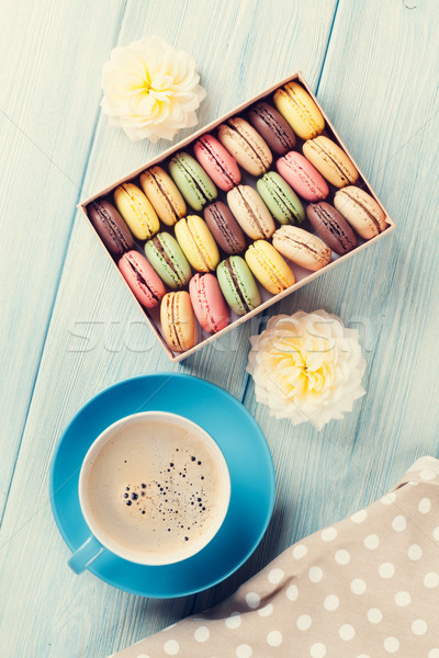 Stockfoto: Kleurrijk · koffie · zoete · macarons · houten · tafel · geschenkdoos