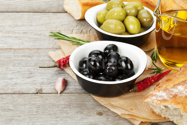 意大利菜 開胃菜 橄欖 麵包 香料 木桌 商業照片 © karandaev