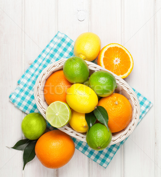 Citrus vruchten mand sinaasappelen citroenen witte Stockfoto © karandaev