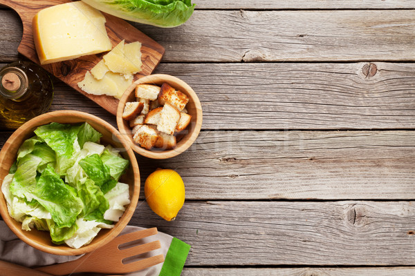 Vers gezonde caesar salade koken houten tafel top Stockfoto © karandaev