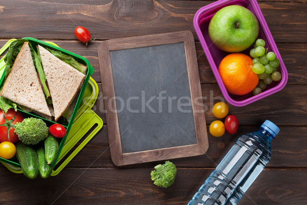 Almoço caixa legumes sanduíche quadro-negro mesa de madeira Foto stock © karandaev