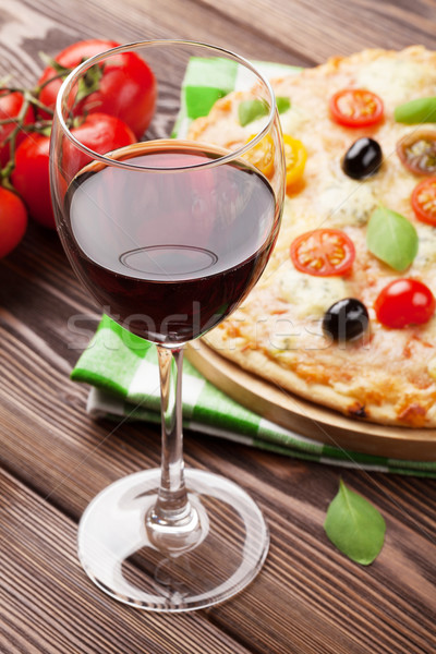 Verre vin rouge italien pizza fromages tomates Photo stock © karandaev