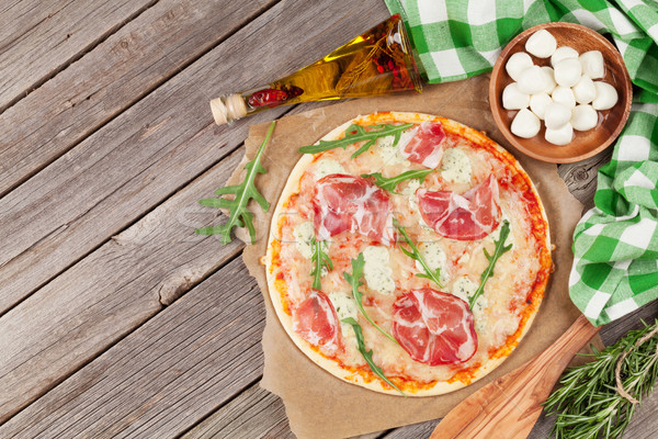 Pizza Prosciutto Mozzarella Holztisch top Ansicht Stock foto © karandaev