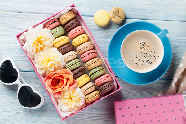 Foto stock: Colorido · café · doce · macarons · mesa · de · madeira · caixa · de · presente