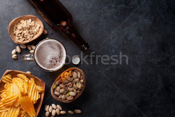 Bere lager bere piatră tabel nuci Imagine de stoc © karandaev