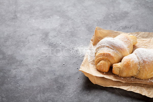 新鮮 自製 羊角麵包 石 表 視圖 商業照片 © karandaev