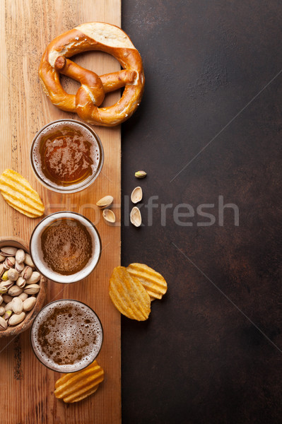 Foto stock: Cerveja · lanches · pedra · tabela · nozes