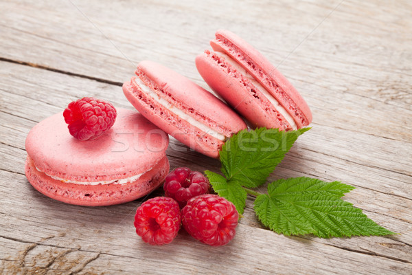 Foto stock: Rosa · framboesa · macaron · bolinhos · mesa · de · madeira · folha