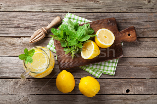 Limonada lămâie mentă gheaţă grădină tabel Imagine de stoc © karandaev