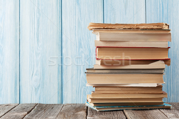 Boeken tabel houten muur exemplaar ruimte Stockfoto © karandaev