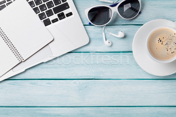 Foto stock: Secretária · tabela · laptop · café · óculos · de · sol · mesa · de · madeira