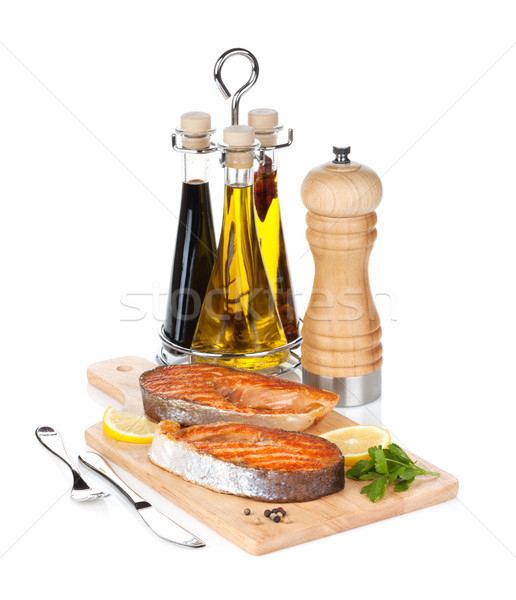 Foto stock: A · la · parrilla · salmón · limón · hierbas · tabla · de · cortar · aislado