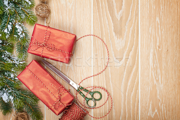 Weihnachten präsentiert Verpackung Schnee Holztisch Stock foto © karandaev