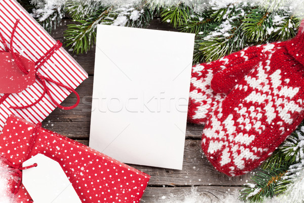 Foto stock: Natal · cartão · luvas · caixas · de · presente · mesa · de · madeira