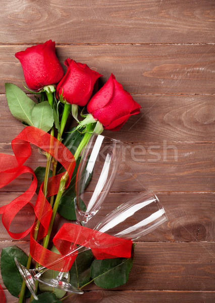 Stockfoto: Valentijnsdag · rozen · boeket · champagne · bril · houten · tafel