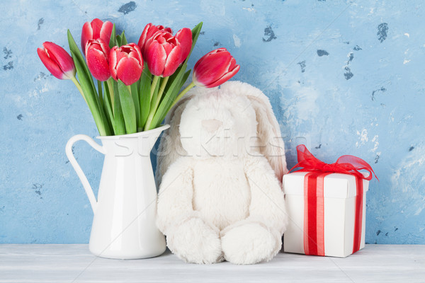 紅色 鬱金香 花卉 復活節 兔 玩具 商業照片 © karandaev