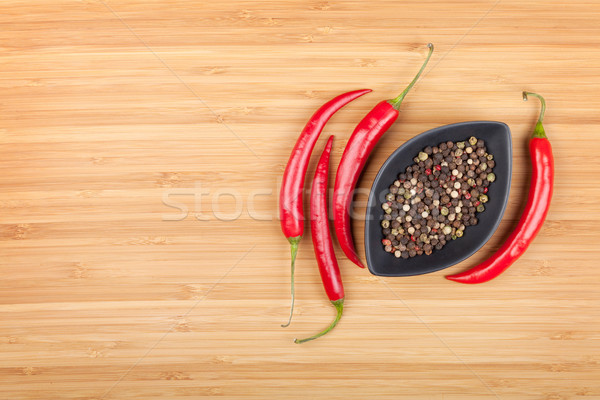 Czerwony hot papryka ziarnko pieprzu deska do krojenia kopia przestrzeń Zdjęcia stock © karandaev