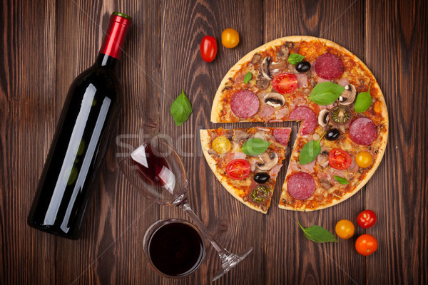 Pizza vin rouge table en bois haut vue alimentaire Photo stock © karandaev