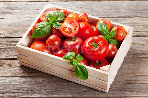 [[stock_photo]]: Fraîches · jardin · tomates · basilic · boîte