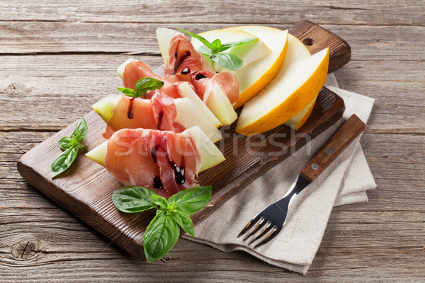 Frischen Melone Prosciutto Basilikum Antipasti Holztisch Stock foto © karandaev
