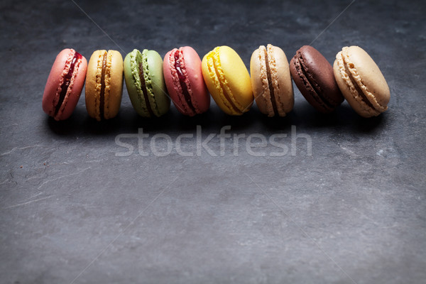 Colorat piatră tabel dulce macarons vedere Imagine de stoc © karandaev