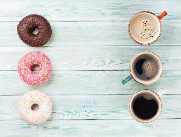 Stock foto: Kaffeetasse · farbenreich · Donuts · Kaffeetassen · Holztisch · top