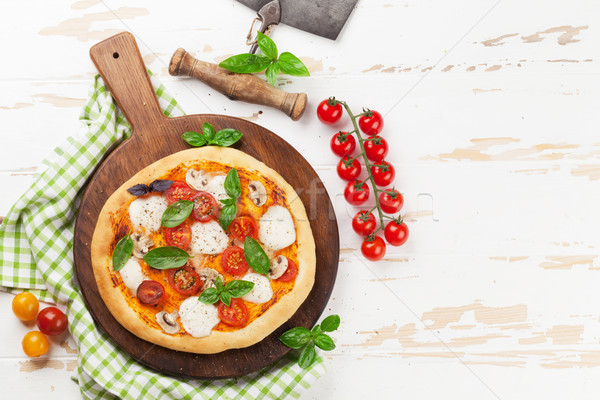 Stockfoto: Italiaans · pizza · tomaten · mozzarella · basilicum · top