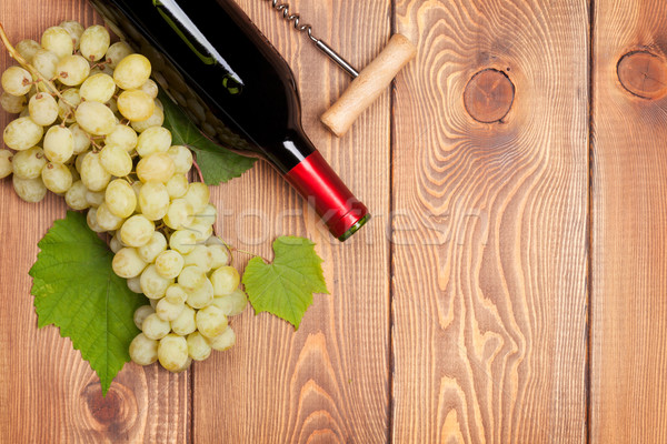 Vörösbor üveg köteg fehér szőlő fa asztal Stock fotó © karandaev