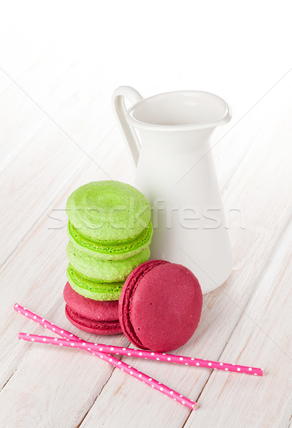 Colorat macarons alb masa de lemn fundal Imagine de stoc © karandaev