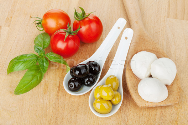 Mozzarella olives tomates basilic table en bois alimentaire Photo stock © karandaev