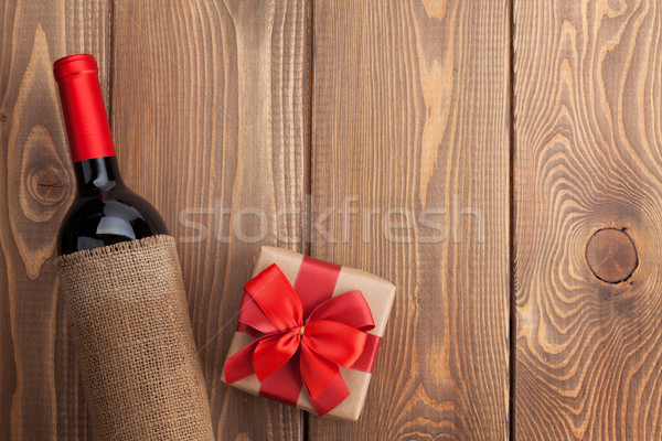 Foto stock: Vino · tinto · botella · día · de · san · valentín · caja · de · regalo · rústico · mesa · de · madera