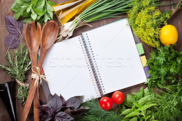 Fresche giardino erbe notepad ricette tavolo in legno Foto d'archivio © karandaev