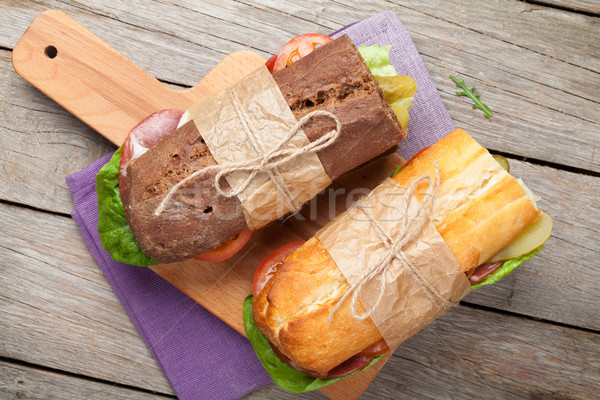 [[stock_photo]]: Deux · sandwiches · salade · jambon · fromages · tomates