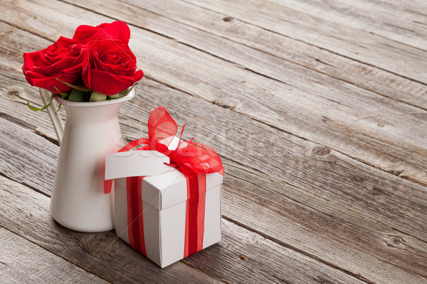 Roses rouges saint valentin cadeau coffret cadeau table en bois vue [[stock_photo]] © karandaev