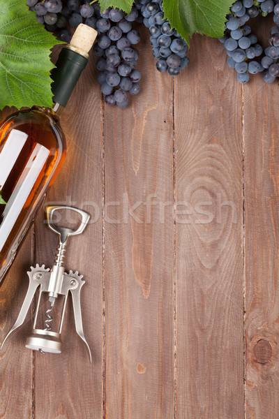 赤 ブドウ ワインボトル コークスクリュー 木製のテーブル 先頭 ストックフォト © karandaev