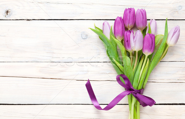 Roxo tulipa buquê mesa de madeira cópia espaço flores Foto stock © karandaev