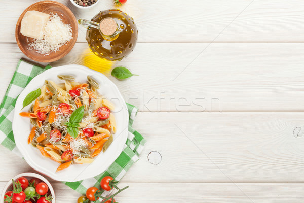 麵食 蕃茄 羅勒 木桌 頂部 商業照片 © karandaev