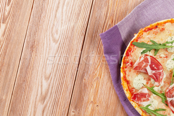 Pizza prosciutto mozzarella tavolo in legno top view Foto d'archivio © karandaev