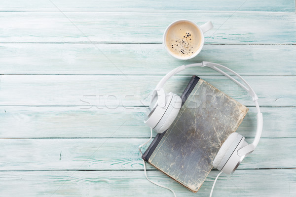 Audio boek hoofdtelefoon koffie houten tafel top Stockfoto © karandaev