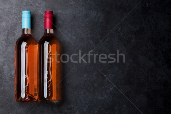 Rose vin bouteilles pierre table haut Photo stock © karandaev