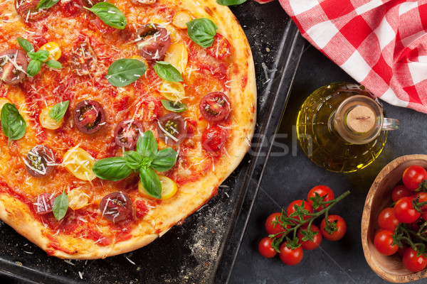 Pizza roşii branza mozzarella busuioc făcut în casă întuneric Imagine de stoc © karandaev