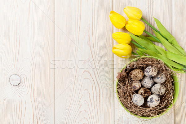 Foto d'archivio: Easter · eggs · giallo · tulipani · nido · bianco · tavolo · in · legno