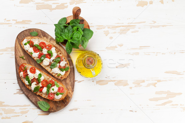 [[stock_photo]]: Caprese · bruschetta · tomates · cerises · mozzarella · basilic · haut