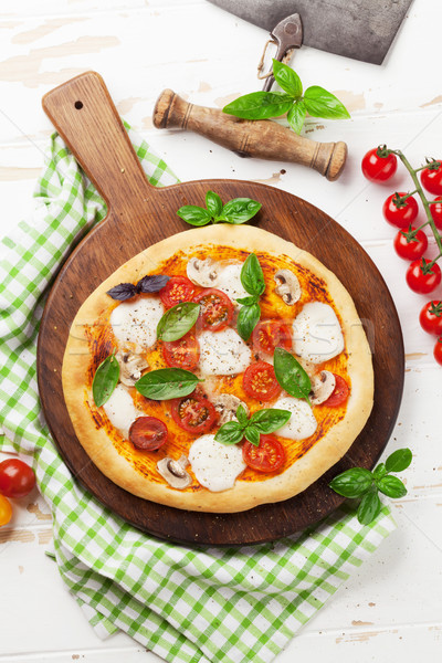 意大利的 比薩 蕃茄 無鹽乾酪 羅勒 頂部 商業照片 © karandaev