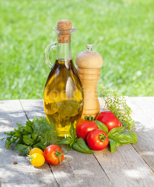 Proaspăt roşii ulei de măsline sticlă piper Imagine de stoc © karandaev