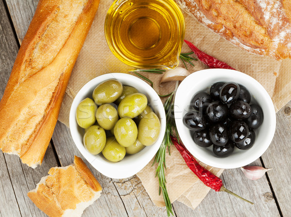 Italiaans eten voorgerechten olijven brood specerijen houten tafel Stockfoto © karandaev
