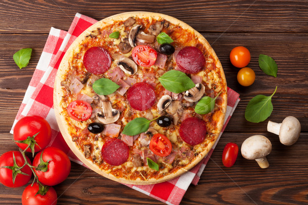 Stok fotoğraf: İtalyan · pizza · pepperoni · domates · zeytin · fesleğen