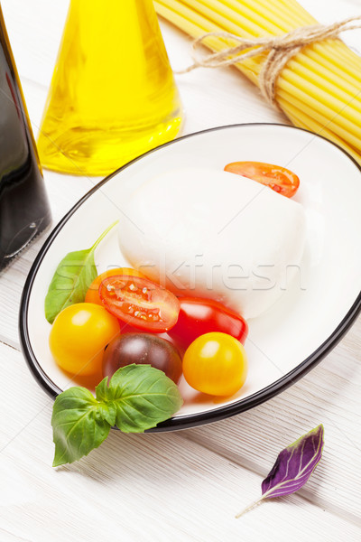 Stok fotoğraf: Mozzarella · domates · fesleğen · zeytinyağı · ahşap · masa · gıda